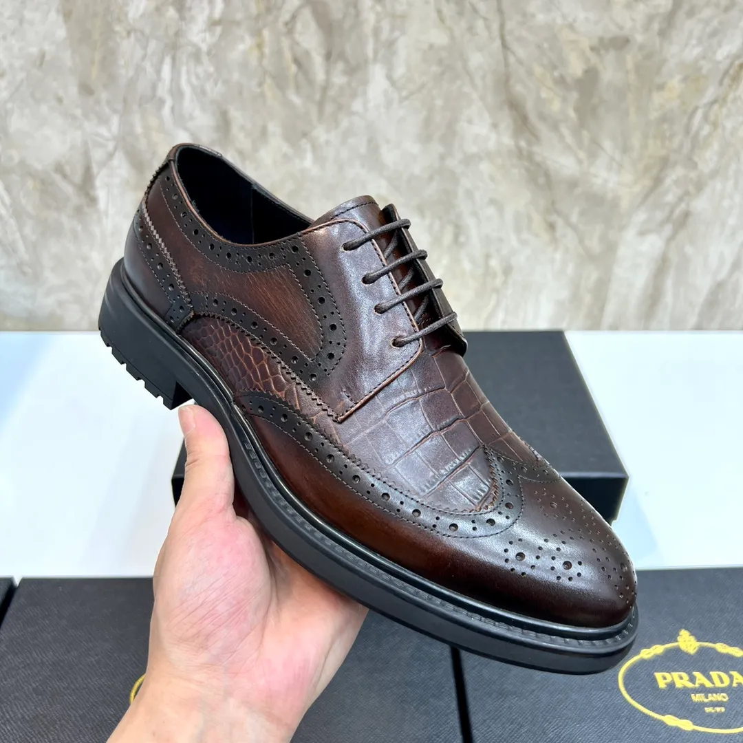 Original order quality: P580 Brand: PRADA (Prada) Standard code: Men's size 38/44 (45 can be customized) Grade: Same style as the official website High-quality men's shoes Material: Original cowhide Water-dyed cowhide lining Rubber outsole Style categories: Men's fashionable formal leather shoes Slip-on men's shoes series Young fashion European and American trends British style Top luxury Color: Actual picture